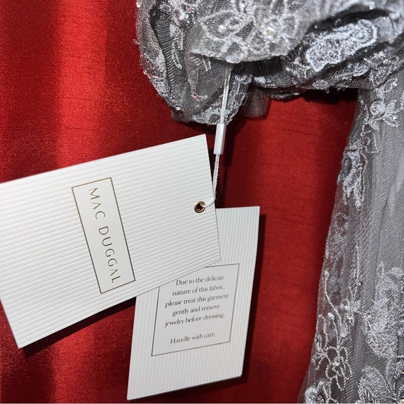 🆕MacDuggal Embroidered Illusion Puff Sleeve Gown|Size 14|$798 Retail|Minor Flaw - Picture 10 of 16